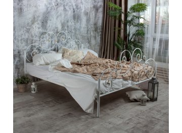 белая с золотой патиной