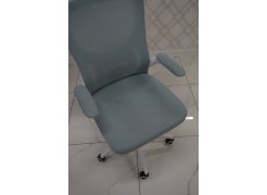 Компьютерное кресло Konfi light gray / white из шоурума 5
