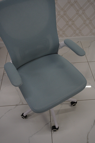 Компьютерное кресло Konfi light gray / blue / white из шоурума 1